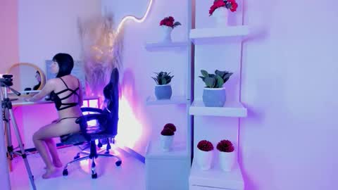 Luna  online show from December 19, 2025, 9:33 pm