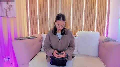 lunamillers_ online show from May 28, 2026, 4:21 am