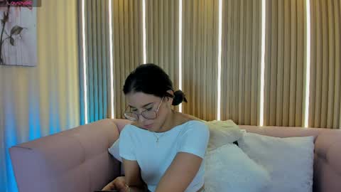 lunamillers_ online show from June 4, 2026, 4:18 am