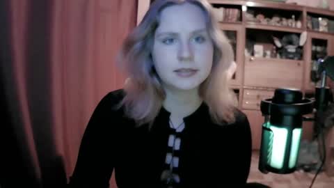 lunamystique_ online show from April 8, 2026, 5:24 pm