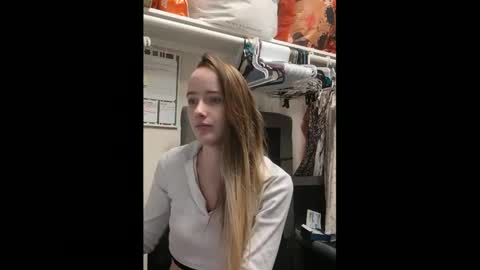 lunapixie2020 online show from February 6, 2025, 4:21 am