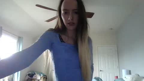 lunapixie2020 online show from February 22, 2025, 5:57 pm