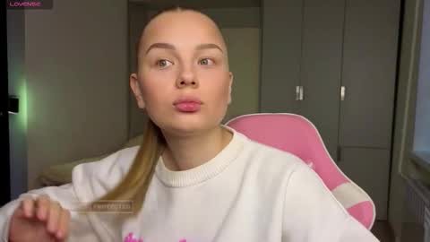 Luna online show from November 19, 2025, 8:14 am