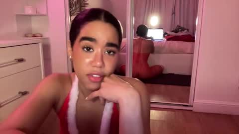 Snapshot of lunaravixen chatting on December 17, 2025, 11:55 pm Luna online show from December 17, 2025, 11:55 pm