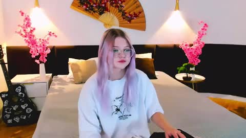 lunariafox online show from March 22, 2026, 2:31 pm