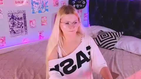 lunariafox online show from July 28, 2026, 7:39 pm
