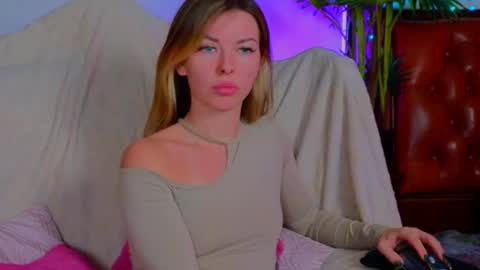 Luna Rishi online show from December 5, 2024, 1:06 pm