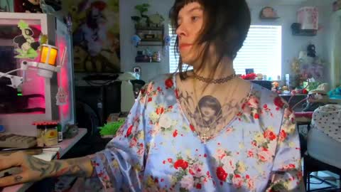 lunarqueen420 online show from May 2, 2026, 2:44 pm