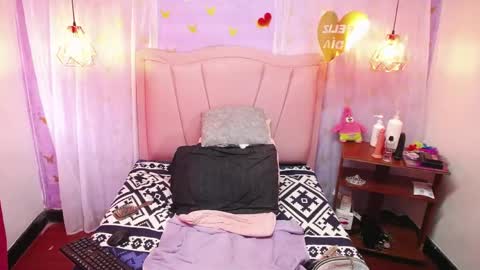 Luna online show from April 11, 2026, 2:43 pm