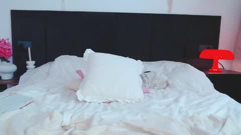 LunaticaBae online show from April 11, 2026, 7:45 am