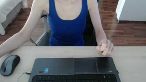 lunavibe_ online show from May 18, 2026, 12:44 pm