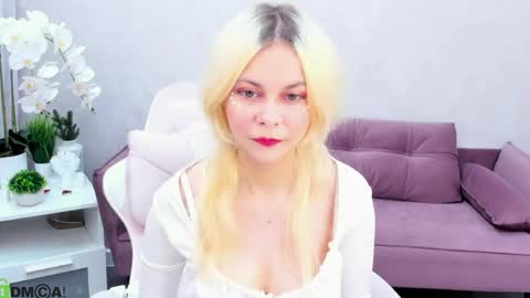 Snapshot of lune_fallenstar chatting on June 9, 2026, 2:23 am Lune FallenStar online show from June 9, 2026, 2:23 am