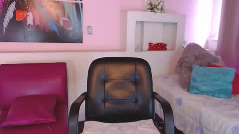 LunoxLili online show from February 5, 2025, 3:31 pm