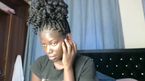 luo_queen online show from February 12, 2026, 5:02 am