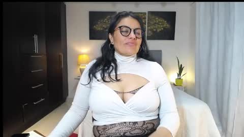 Snapshot of lust_mom chatting on May 22, 2026, 2:40 am Angela 3 online show from May 22, 2026, 2:40 am