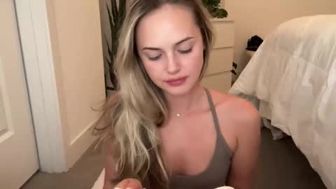 Aimee online show from December 1, 2025, 3:00 am