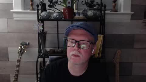 luvbunde online show from October 13, 2025, 3:39 am