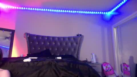 luvvlee online show from September 19, 2025, 11:55 am