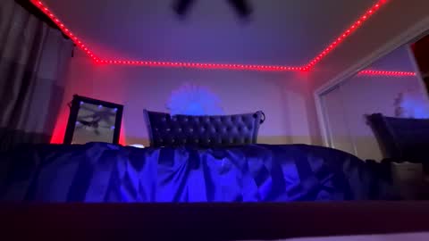 luvvlee online show from October 13, 2025, 2:28 pm