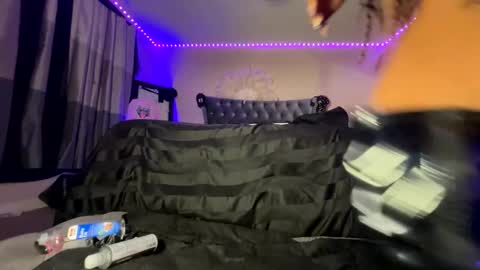 luvvlee online show from March 26, 2026, 6:52 am