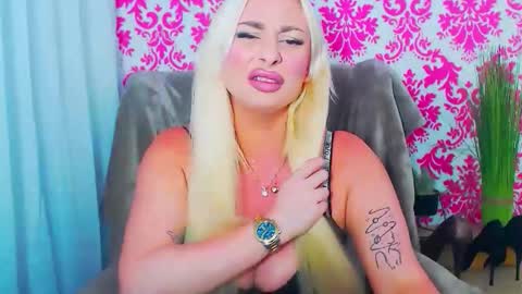 Snapshot of luxuriaaa chatting on November 25, 2025, 8:31 pm Luxuriaa online show from November 25, 2025, 8:31 pm