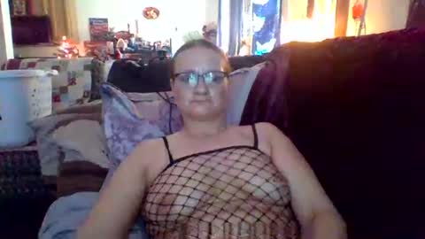 Snapshot of lynds87 chatting on February 10, 2026, 8:35 pm lynds87 online show from February 10, 2026, 8:35 pm