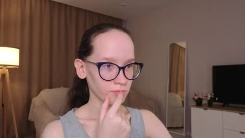 Snapshot of lynettebails chatting on May 4, 2026, 4:25 pm Sara online show from May 4, 2026, 4:25 pm