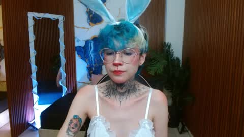 lyra_tay online show from April 5, 2026, 11:29 am