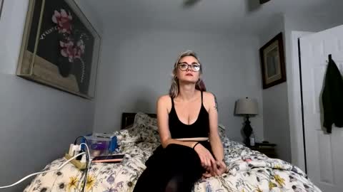 Snapshot of lyragreene chatting on November 8, 2025, 4:45 am Lyra Greene online show from November 8, 2025, 4:45 am