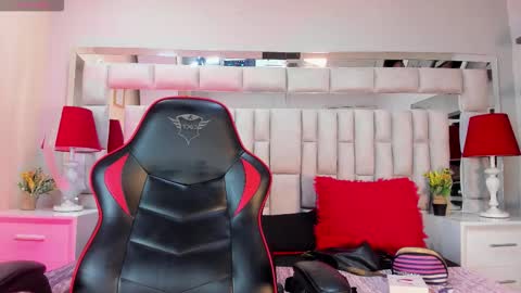 Lizzy smith  online show from September 16, 2025, 7:37 pm