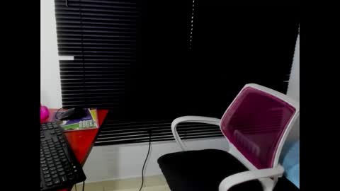 mabel_01 online show from November 13, 2025, 2:49 pm