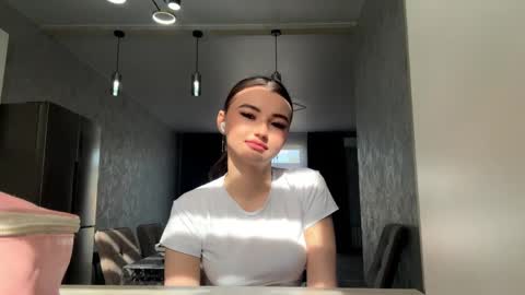 Snapshot of mabelleboeving chatting on June 3, 2026, 12:52 pm May online show from June 3, 2026, 12:52 pm