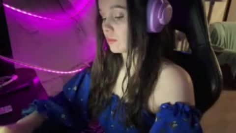 Snapshot of mabelneonakis chatting on May 25, 2026, 6:03 pm Apolonia online show from May 25, 2026, 6:03 pm