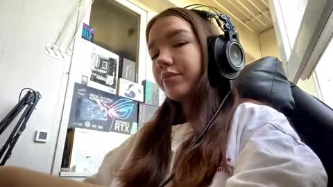 Snapshot of machellebazaldua chatting on May 14, 2026, 9:05 am Mila online show from May 14, 2026, 9:05 am