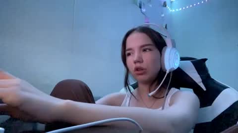 Snapshot of machellebazaldua chatting on May 20, 2026, 6:14 pm Mila online show from May 20, 2026, 6:14 pm