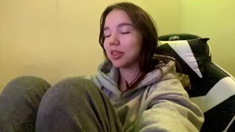 Snapshot of machellebazaldua chatting on May 22, 2026, 6:13 pm Mila online show from May 22, 2026, 6:13 pm