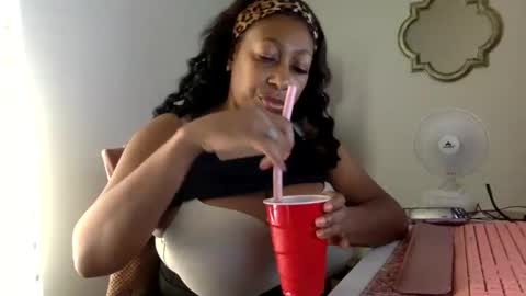 madam_glam online show from April 15, 2026, 3:52 pm