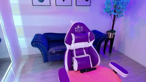 maddie_t18 online show from May 13, 2026, 11:29 am