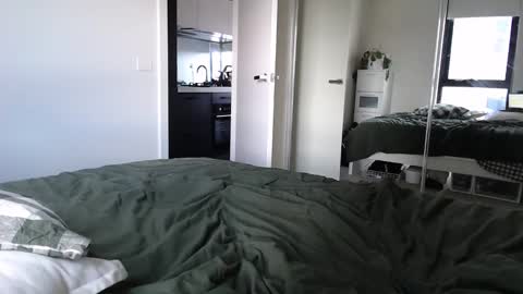 Maddie Meek  online show from February 16, 2025, 5:37 am