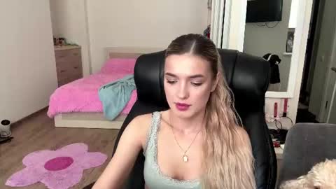 Snapshot of madelenequirk chatting on July 15, 2026, 11:15 am Alisa online show from July 15, 2026, 11:15 am