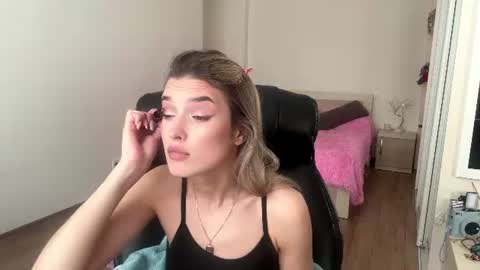 Snapshot of madelenequirk chatting on July 24, 2026, 9:18 am Alisa online show from July 24, 2026, 9:18 am
