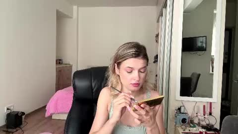 Snapshot of madelenequirk chatting on July 27, 2026, 7:04 am Alisa online show from July 27, 2026, 7:04 am