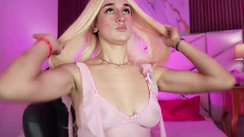 Snapshot of madeline_sweet_ chatting on February 27, 2026, 5:07 am Madeline online show from February 27, 2026, 5:07 am