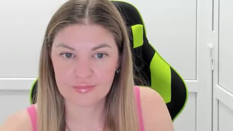 Snapshot of madison_smile chatting on June 1, 2026, 12:18 pm Madison online show from June 1, 2026, 12:18 pm