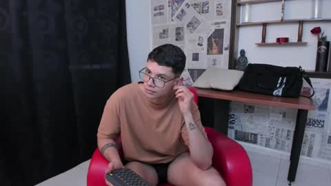 Snapshot of magic_boy01 chatting on March 12, 2025, 10:39 pm Damian Rivers online show from March 12, 2025, 10:39 pm