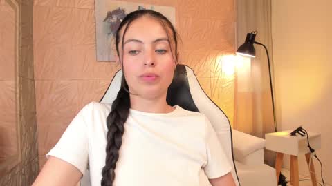 Snapshot of magic_fernanda chatting on January 28, 2025, 12:05 am Fer online show from January 28, 2025, 12:05 am