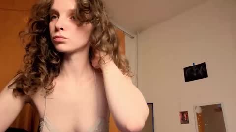 Snapshot of magic_mini_moon chatting on December 17, 2025, 8:59 pm Mikky or Moon online show from December 17, 2025, 8:59 pm