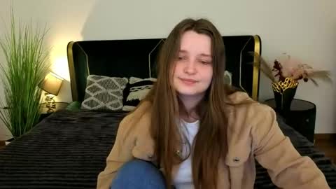Snapshot of magicpeachhs chatting on May 11, 2026, 6:08 am Emily online show from May 11, 2026, 6:08 am