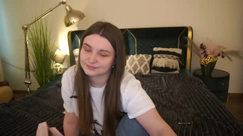Snapshot of magicpeachhs chatting on May 13, 2026, 6:33 am Emily online show from May 13, 2026, 6:33 am