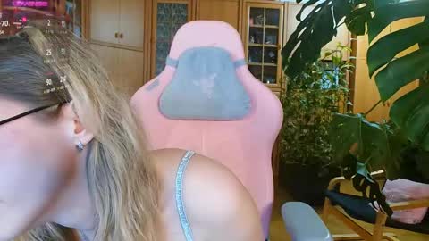 Snapshot of magicstylex chatting on February 12, 2025, 4:44 am Nicole online show from February 12, 2025, 4:44 am